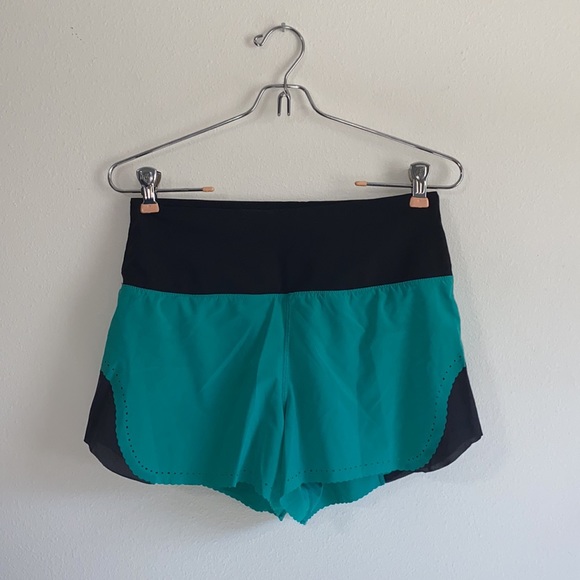 Lululemon Smooth Stride Shorts Viridian Green Black Size 4 Scallop Trim - Picture 2 of 7